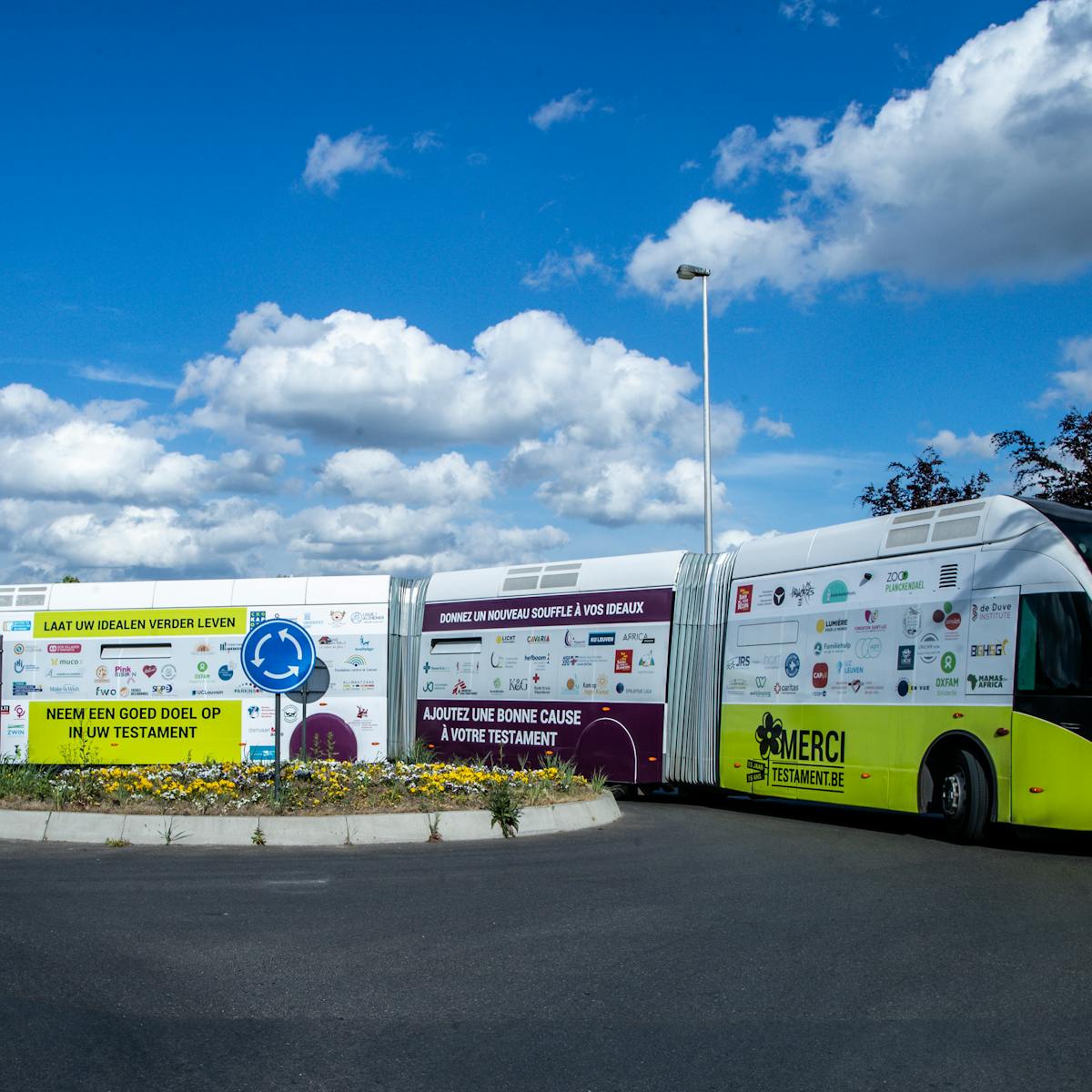 Testament full wrap trambus11