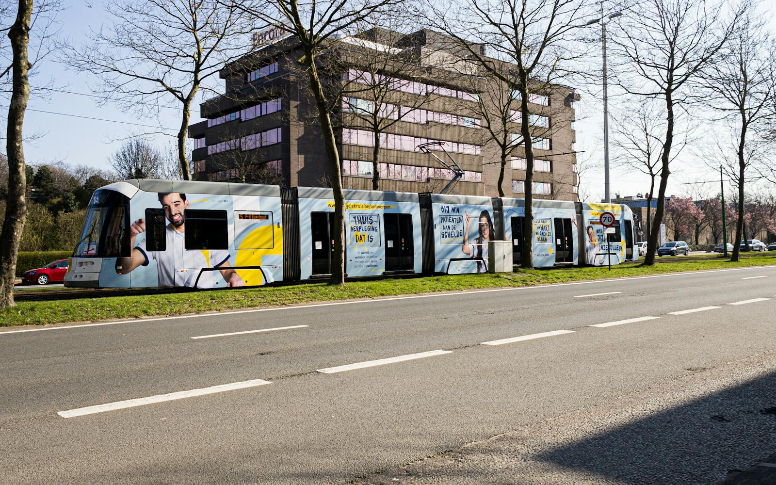 Wit Gele Kruis Full wrap tram 1